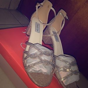 Beautiful heels, never worn, champagne color